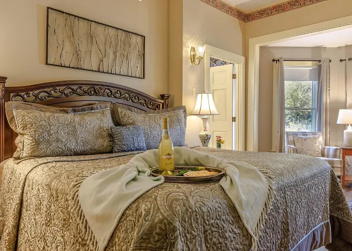 Mira Monte Inn & Suites
